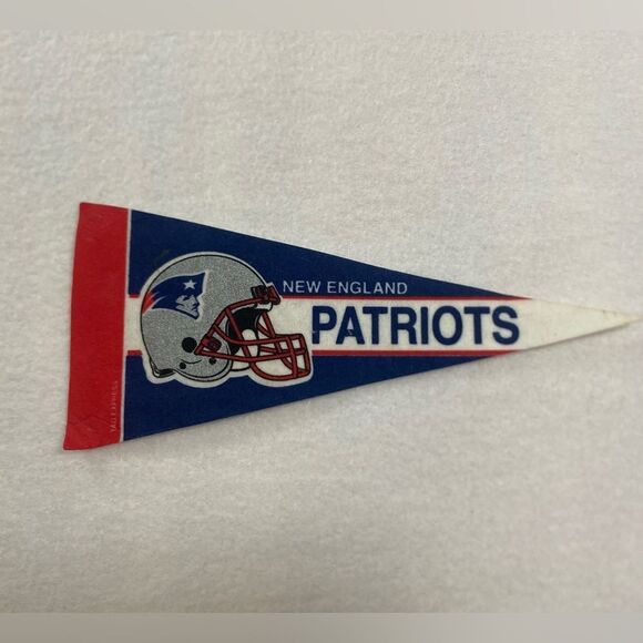 Vintage New England Patriots 9” x 4” Mini Felt Pennant 1995 Football - Picture 1 of 3